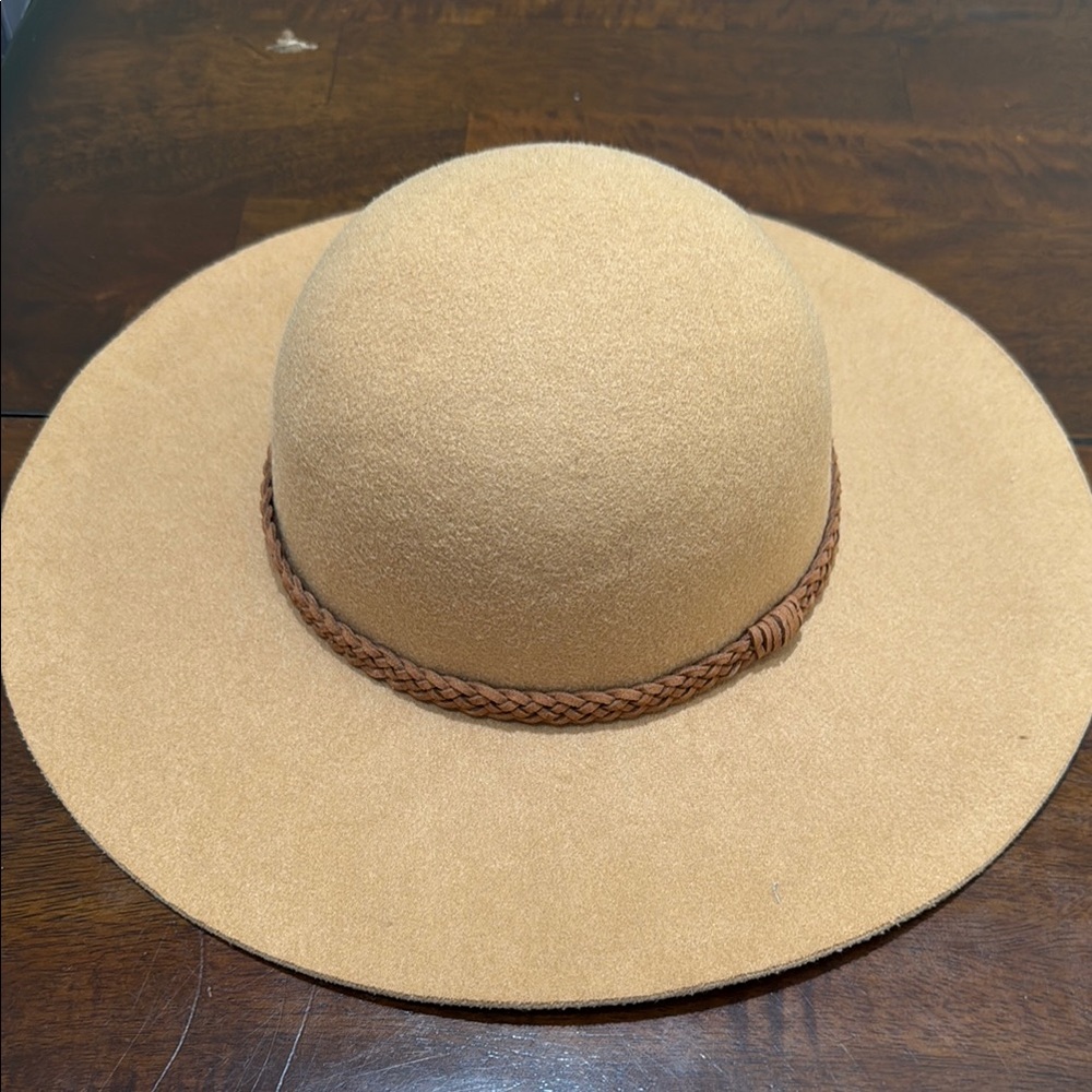 Stylish Tan Wide-Brim Hat 💚